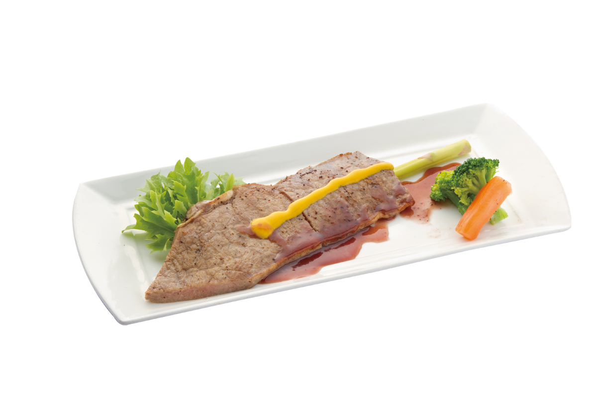 カラオケパセラで販売中の「ドラゴンころしのステーキ」。ソースは血塗られた大剣をイメージした赤ワインソース。1300円。（c）三浦建太郎（スタジオ我画）・白泉社/BERSERK FILM PARTNERS