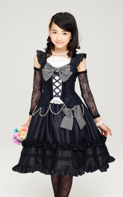 ワンピースドレスをモデルが着用した様子。※ヘアアクセ、ネックレス、ブレスレットはつきません　※モデルは別売りのパニエを着用しています