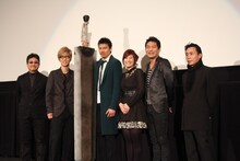 写真左より窪岡俊之監督、グリフィス役の櫻井孝宏、ガッツ役の岩永洋昭、キャスカ役の行成とあ、ゾッド役の三宅健太、平沢進。