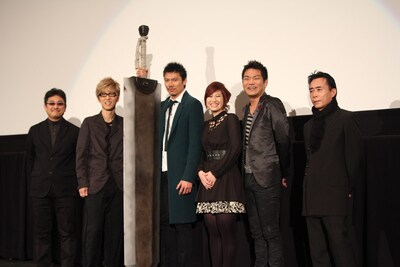 写真左より窪岡俊之監督、グリフィス役の櫻井孝宏、ガッツ役の岩永洋昭、キャスカ役の行成とあ、ゾッド役の三宅健太、平沢進。