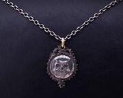 髑髏の騎士のコイン型シルバーペンダント。（c）三浦建太郎(スタジオ我画)/白泉社