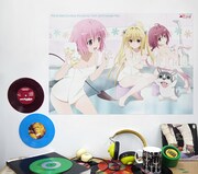 「モモ&ヤミ&芽亜 耐水ポスター」を壁に貼ったイメージ。(C)矢吹健太朗・長谷見沙貴／集英社・とらぶるダークネス製作委員会