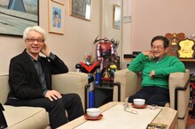 週刊漫画ゴラク2月22日号に掲載されている、永井豪と手塚眞の対談の様子。