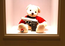 相田裕「GUNSLINGER GIRL」作画資料のぬいぐるみとトイガン。