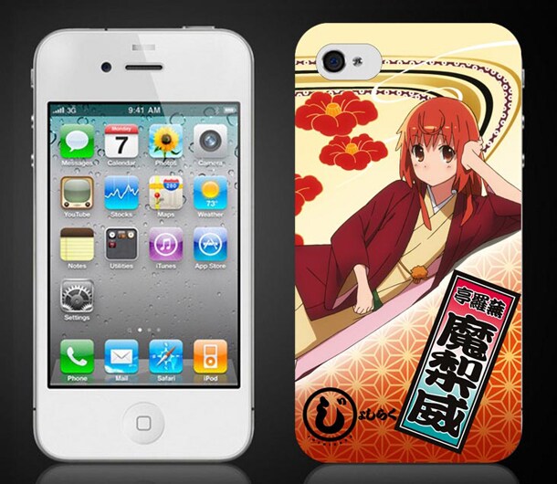 「『じょしらく』iPhone4/4S用ケース 蕪羅亭魔梨威」。ちなみに2種類とも、iPhone5用の発売予定はないとのこと。(C)久米田康治・ヤス・講談社／女子落語協会