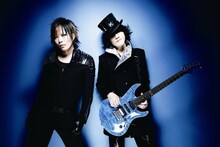 オープニング曲を歌うGRANRODEO (C)御巫桃也／一迅社・カーニヴァル製作委員会