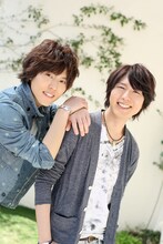 エンディング曲を担当する神谷浩史と入野自由によるユニットKAmiYU。 (C)御巫桃也／一迅社・カーニヴァル製作委員会