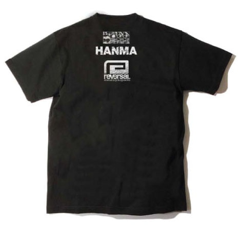 「JACK HANMA x rvddw Tee 黒（rvddw DOUBLE SHOULDER）」のバック。(C)板垣恵介/FWD Inc.