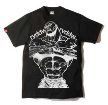 「JACK HANMA x rvddw Tee 黒（rvddw DOUBLE SHOULDER）」のフロント。(C)板垣恵介/FWD Inc.