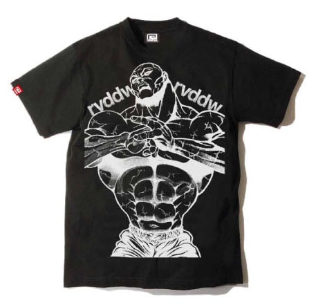 「JACK HANMA x rvddw Tee 黒（rvddw DOUBLE SHOULDER）」のフロント。(C)板垣恵介/FWD Inc.