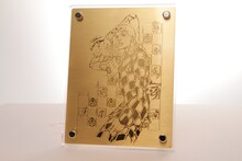 「黄金体験BOX」に付くアートプレート。(C)荒木飛呂彦＆LUCKY LAND COMMUNICATIONS／集英社 (C)2013  NBGI