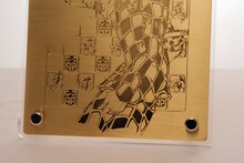 「黄金体験BOX」に付くアートプレート。(C)荒木飛呂彦＆LUCKY LAND COMMUNICATIONS／集英社 (C)2013  NBGI