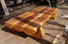 「新白河原人」の守村大によるサイン＆描き下ろしイラスト入りお手製ログテーブル。