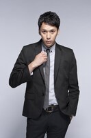 榎本洋介役の深水元基。