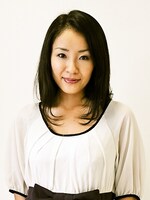 秋山多香子役の神楽坂恵。