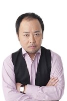 永野輝光役のマキタスポーツ。