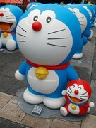 ひみつ道具を持ったドラえもん100体が小田急の駅と箱根に