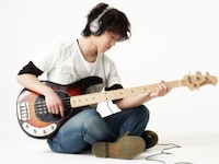 秋役を演じる佐藤健。