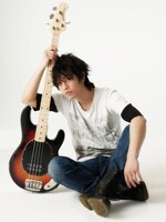 小笠原秋を演じる佐藤健