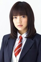 浅見紗英役の真野恵里菜。