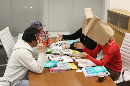 写真左の奥がGraphersRock、手前がマッハ55号。右の紙袋をかぶった2人が2 ANIMEny DJsだ。開発会議の模様は、特集ページでチェック。