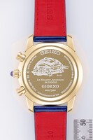 劇中に登場する「スタンド使いの亀（ココ・ジャンボ）」のイラスト、各キャラクターの名前とシリアルナンバー入りの裏ぶた。(C)LUCKY LAND COMMUNICATIONS / 集英社