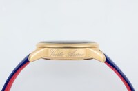 9時位置側のケースサイドには、「Vento Aureo（黄金の風）」が刻印されている。(C)LUCKY LAND COMMUNICATIONS / 集英社