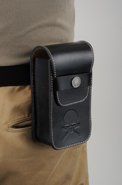 本革製マルチケースの使用例。