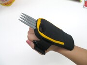 「ウォーズマンベアクローアイフォンケース」の装着例。もう気分はウォーズマンだ。(C)YUDETAMAGO