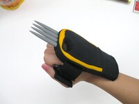 「ウォーズマンベアクローアイフォンケース」の装着例。もう気分はウォーズマンだ。(C)YUDETAMAGO