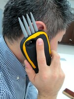 「ウォーズマンベアクローアイフォンケース」を付けて電話をすると、こうなる。(C)YUDETAMAGO