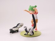 「よつばとしろとくろのどうぶつ」第2弾より、「よつばとエリマキキツネザル＋シマスカンク」。(C)KIYOHIKO AZUMA/YOTUBA SUTAZIO