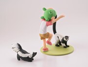 「よつばとしろとくろのどうぶつ」第2弾より、「よつばとエリマキキツネザル＋シマスカンク」。(C)KIYOHIKO AZUMA/YOTUBA SUTAZIO