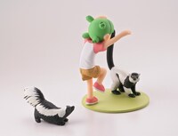 「よつばとしろとくろのどうぶつ」第2弾より、「よつばとエリマキキツネザル＋シマスカンク」。(C)KIYOHIKO AZUMA/YOTUBA SUTAZIO