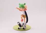 「よつばとしろとくろのどうぶつ」第2弾より、「よつばとエリマキキツネザル＋シマスカンク」。(C)KIYOHIKO AZUMA/YOTUBA SUTAZIO