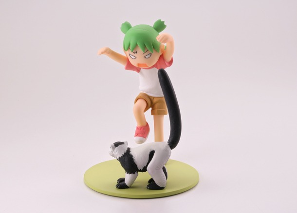 「よつばとしろとくろのどうぶつ」第2弾より、「よつばとエリマキキツネザル＋シマスカンク」。(C)KIYOHIKO AZUMA/YOTUBA SUTAZIO