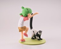 「よつばとしろとくろのどうぶつ」第2弾より、「よつばとエリマキキツネザル＋シマスカンク」。(C)KIYOHIKO AZUMA/YOTUBA SUTAZIO