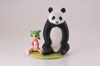 「よつばとしろとくろのどうぶつ」第2弾より、「よつばとジャイアントパンダ」。(C)KIYOHIKO AZUMA/YOTUBA SUTAZIO