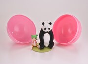 「よつばとしろとくろのどうぶつ」第2弾より、「よつばとジャイアントパンダ」。(C)KIYOHIKO AZUMA/YOTUBA SUTAZIO