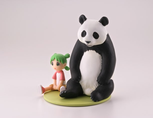 「よつばとしろとくろのどうぶつ」第2弾より、「よつばとジャイアントパンダ」。(C)KIYOHIKO AZUMA/YOTUBA SUTAZIO