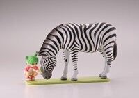 「よつばとしろとくろのどうぶつ」第2弾より、「よつばとサバンナシマウマ」。(C)KIYOHIKO AZUMA/YOTUBA SUTAZIO