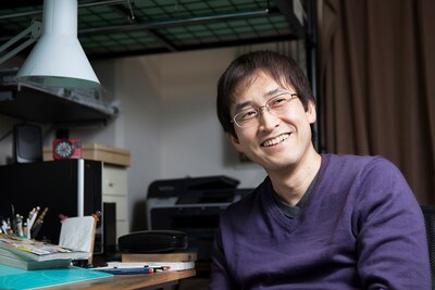 インタビューに答える伊藤潤二。