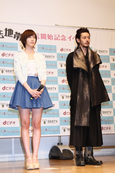 （左から）本田翼、オダギリジョー。(C)BeeTV