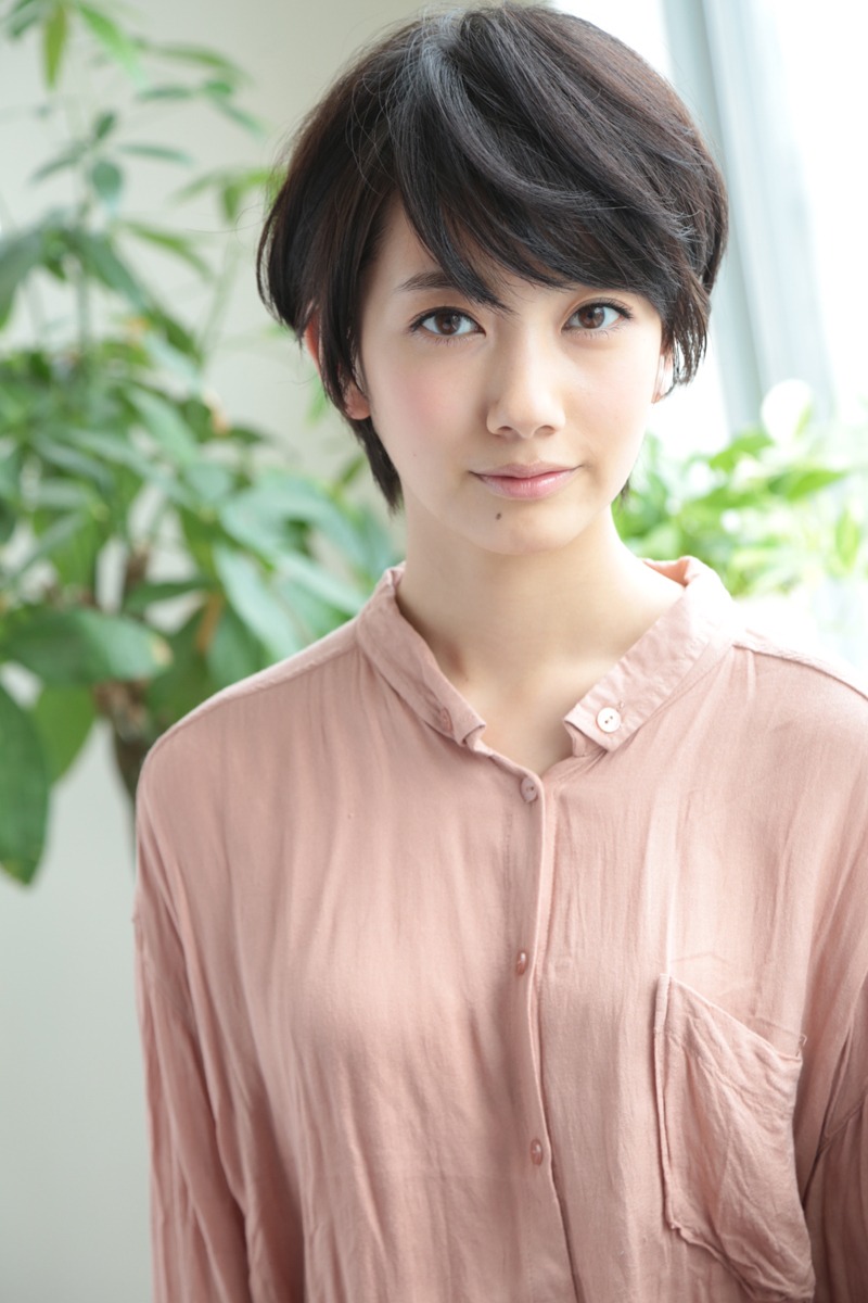 川口朝美を演じる波瑠。
