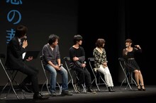 上映会の様子。（左から）吉田尚記アナウンサー、長濱博史監督、植田慎一郎、伊瀬茉莉也、日笠陽子。