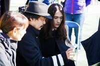 園子温（写真中央）に演技指導を受ける栗原類（写真右）。