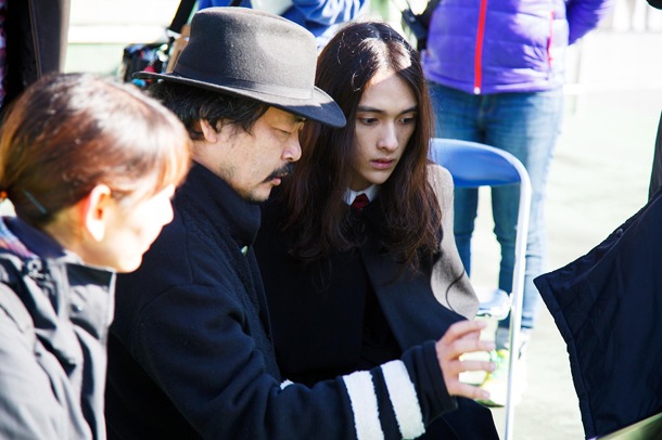 園子温（写真中央）に演技指導を受ける栗原類（写真右）。