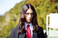 謎の高校生・ミツルを演じる栗原類。