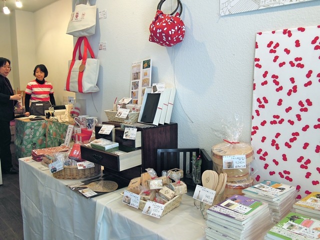 2012年3月に同じく根津で行われた展示会の様子  OCHIBISAN (c) MOYOCO ANNO