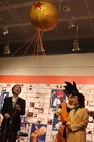 くす玉開きの様子。